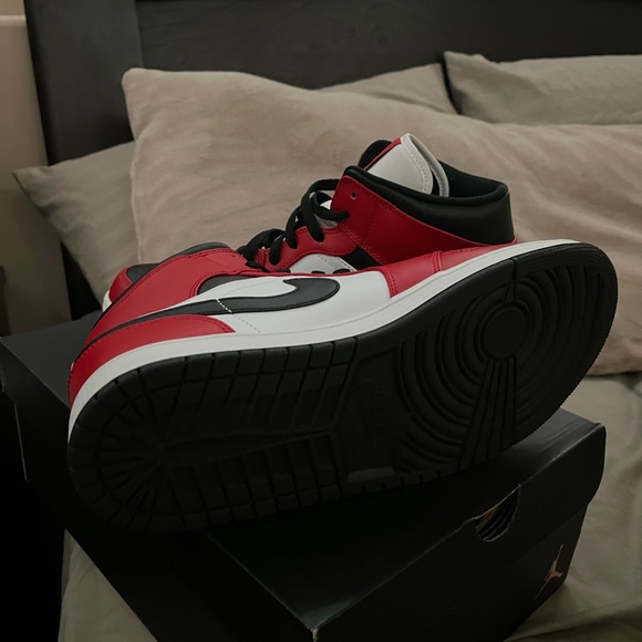 Jordan 1 Chicago Black Toe - Picture 2 of 5
